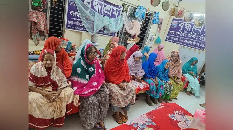 বরিশালে ‎চার সন্তানের জননীর ঠাঁই হয়েছে বৃদ্ধাশ্রমে
